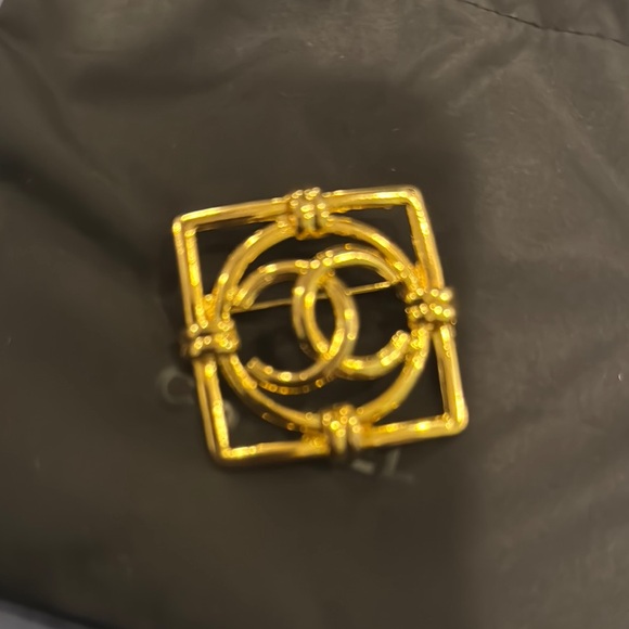 Vintage 24k plated Chanel Gold Brooch - Picture 3 of 4